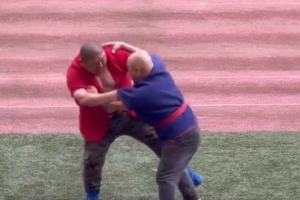 硬碰硬！泰山vs海港賽前進行了暖場節(jié)目——摔跤