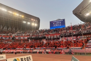 中超第28輪焦點戰，泰山主場對海港，現場觀賽人數33612人