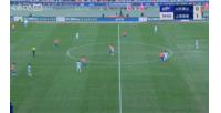 好機會??！李新翔禁區(qū)內晃過李小恒和王大雷，最后一步趟大被解圍