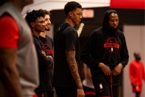 2連敗！火箭官媒曬球隊(duì)訓(xùn)練照 氣氛略顯低沉不同往日