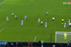 在想啥？尤文回傳，凱利沒注意無奈犯規染黃