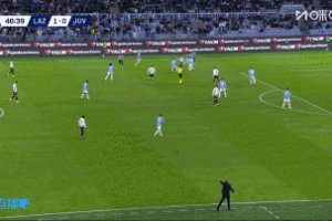 這沒踢進？弗拉霍維奇半空門機會中框，但也越位在先