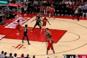 越打越順！杜蘭特變向過人后助攻底線空切的阿門扣籃取分