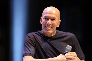 記者：齊達(dá)內(nèi)幾天前就拒絕了尤文圖斯的邀請(qǐng)，他只等待法國(guó)隊(duì)