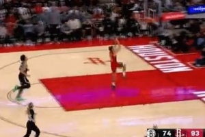 一馬當先！謝潑德機警撲防搶斷成功 順勢反擊一條龍雙手飛扣