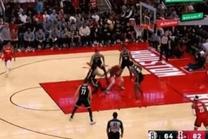 行云流水！申京四分衛(wèi)長傳 阿門接球助攻杜蘭特1V4強起打進加罰