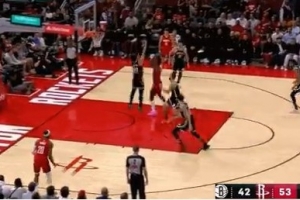 強勢反彈！伊森持球突破 對抗防守滯空拉桿上籃打中