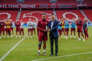 今天的官方訓練開始前，上海海港為萊昂納多和李帥舉行頒獎儀式