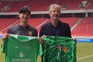 追星成功顏駿凌和偶像范德薩交換球衣，范德薩獲贈(zèng)國(guó)足門將服