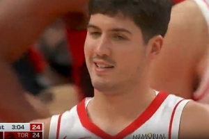 我只是微微一笑！謝潑德剛上場就強突對抗挑籃打成2+1！