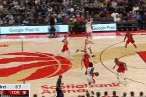 還是你！伊森三節(jié)結(jié)束再中超遠(yuǎn)準(zhǔn)壓哨三分！首節(jié)命中過壓哨三分