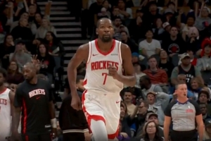 打卡下班咯！亞當(dāng)斯連續(xù)搶到前場(chǎng)板 杜蘭特三分一擊斃命！