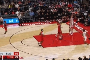 剛?cè)岵?jì)！申京跟進(jìn)墊步起飛 左臂舒展戰(zhàn)斧劈扣！