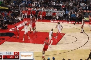 且退且進(jìn)！小賈巴里-史密斯積極退防 補(bǔ)防迎面釘板大帽謝德！