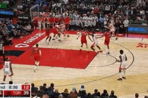 真成熟了！申京遭包夾不慌不忙 轉(zhuǎn)身助攻卡佩拉空切雙手暴扣！