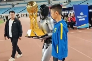 蘇超決賽彩排進行：世界杯同款飛貓系統亮相，機器人送冠軍獎杯