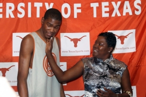 KD：我小時(shí)候在課堂上說話太多 我媽會在全班面前狠狠扇我耳光