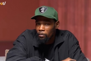 開過小號噴網(wǎng)友嗎？KD：開過！為啥？KD：不想讓人發(fā)現(xiàn)