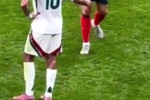 索博：家人們誰懂啊？偶像主動過來和我握手