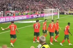 隊長！隊友進球后在主隊球迷區(qū)慶祝，C羅致歉+招呼隊友離開