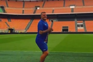 老同志賽前要做好熱身！維耶里這個(gè)歲數(shù)膝蓋還是可以的