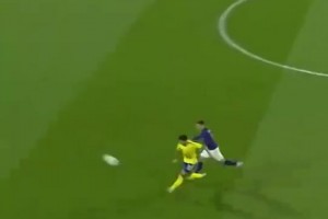 瘋狂的足球！荷乙球員回傳變超遠烏龍，門將回追無果