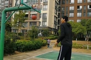 2米43巨人小崔摸高3米25！坐高1米25！臂展2米5！