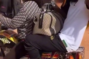 打摩的！奧納納被拍到坐摩的去機(jī)場返回歐洲