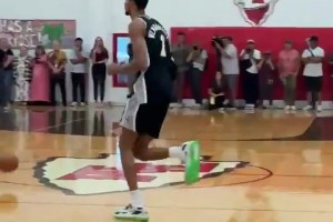 文班亞馬下沉社區(qū)為球迷表演扣籃 這狀態(tài)下賽季滿血回歸？