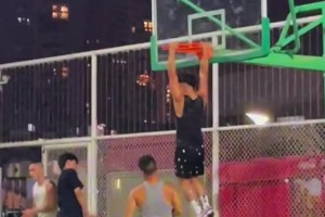 好家伙，在野球場有人這樣暴扣，你一定會震驚吧