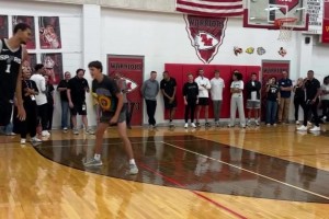 臥槽，這彈跳什么水平？竟能直接摸到籃板上沿！