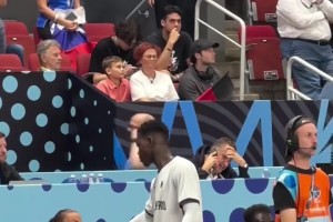 人生贏家啊！施羅德嬌妻帶兒子到球場看望老公 還送了爆米花