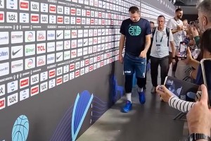 徐杰細節單打徐昕！前面防的非常好，最后一下跳起來全毀了