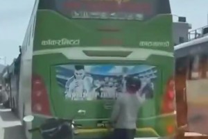 梅西鐵粉！球迷在堵車時擦拭前車的梅西海報