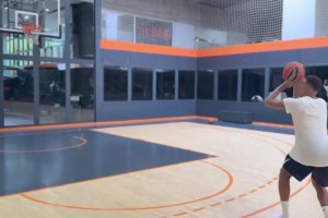 錯(cuò)失戴帽！姆巴佩在籃球場(chǎng)練習(xí)投籃，投三次3分進(jìn)兩球