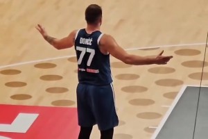 現(xiàn)場網(wǎng)友曬東契奇攤手不滿判罰：抱怨歸抱怨 77是真強(qiáng)