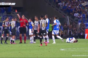 得不償失！當著裁判面報復對手！裁判：你簡直無法無天，紅牌！