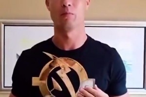 被葡超評為歷史最佳球員！C羅手捧獎杯錄制視頻回應