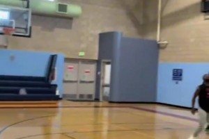 庫里下賽季打球身上穿個游泳圈，方便裁判看有沒有被侵犯圓柱體