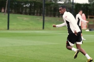 融入球隊！利物浦官方曬伊薩克訓練視頻，終結能力很強啊