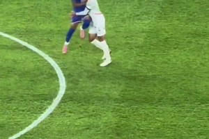 姆總的迷惑行為 法國(guó)世預(yù)賽2-1冰島，姆巴佩開(kāi)球時(shí)撞向?qū)κ? >
                                        </div>
                                    </div>
                                                                        <div   id=