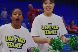 這氛圍真好~李月汝化身拉拉隊(duì)員為小球迷們加油