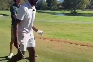 布朗尼休賽期在苦練高爾夫啊！好像打得比爸爸詹姆斯更好？