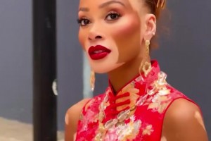 別樣的美！庫茲馬超模未婚妻來香港游玩，這身旗袍裝扮如何？