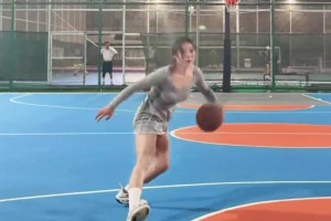 胯下運球轉身拜佛上籃！有一說一男生穿裙子也做不到她這樣吧