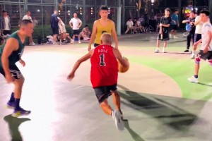 野球場73歲“羅斯”大爺突破被絆倒 小伙子們也是真上防守啊！