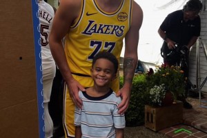 備戰新賽季！東契奇回國拍攝廣告 身穿湖人77號和小球迷合影