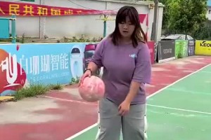 在野球場遇到如此微胖妹紙，吧友們敢和她打1v1么？