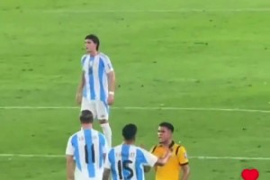 尼科·岡薩雷斯向厄瓜多爾球員秀世界杯冠軍徽章