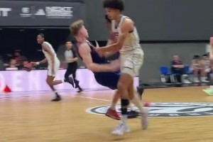 這要是吹進攻犯規的話，以后誰還敢下快攻啊？？